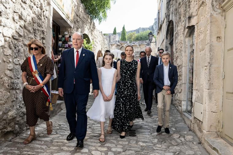 Gabriella princesse parfaite au bras de son frère Jacques, à l’honneur aux Baux-de-Provence